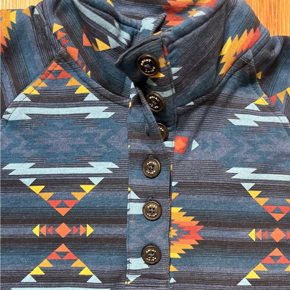 Beautiful pullover Aztec print.